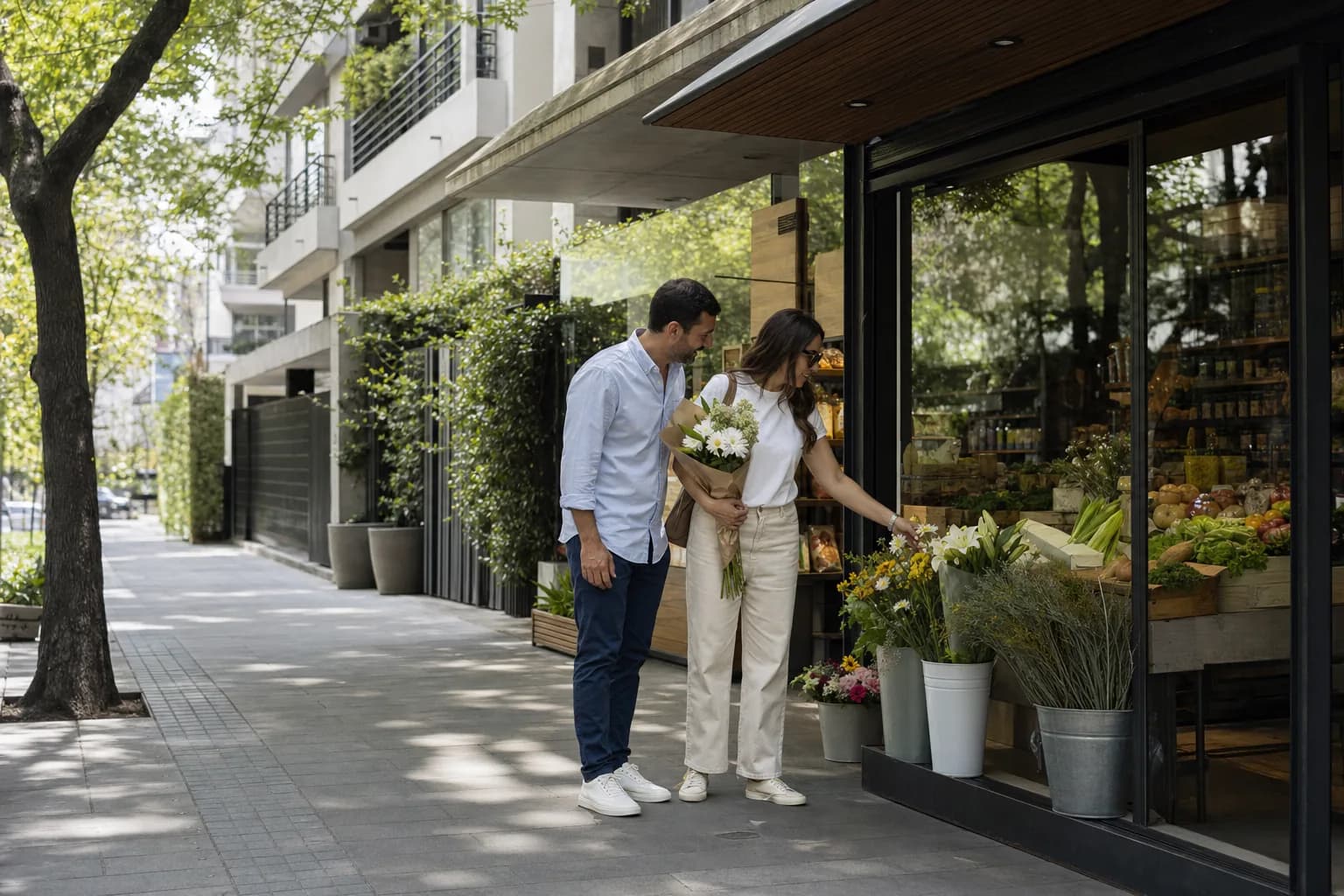 Pareja comprando flores en un comercio de barrio
