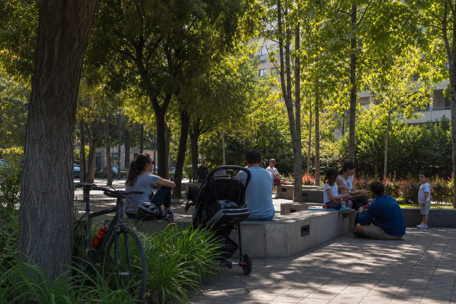 Familias descansando en una plaza de barrio