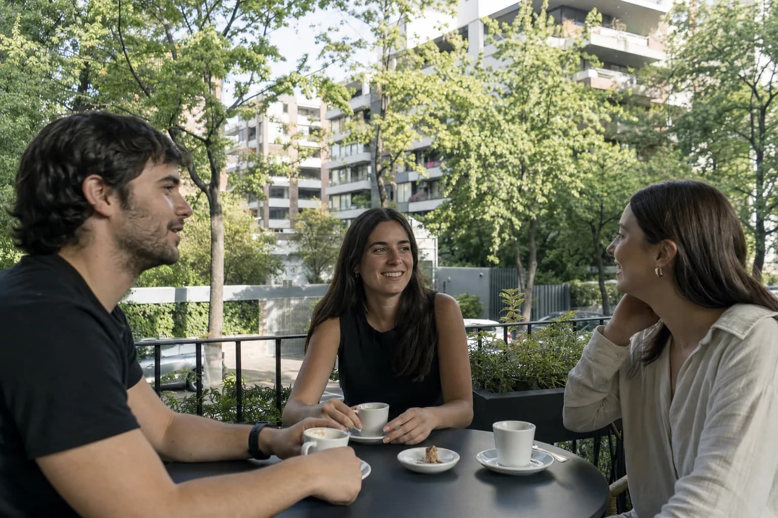 Amigos tomando café en una terraza tranquila