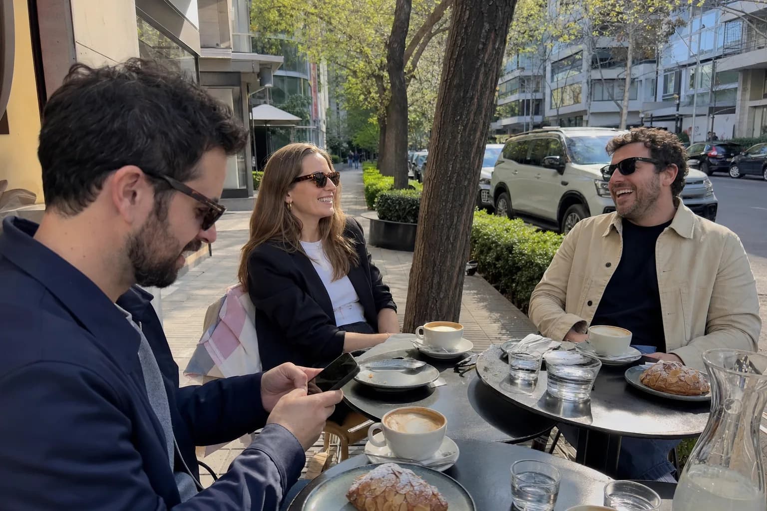 Personas tomando café en una terraza de barrio